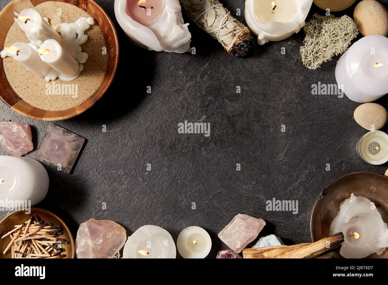 cornice di candele e personale per rituale magico Foto Stock