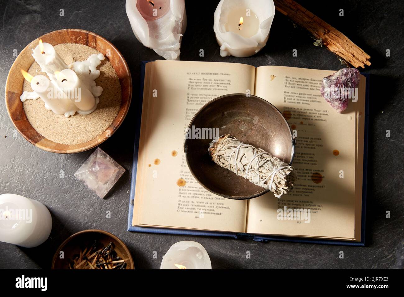 libro magico, salvia, candele bruciate e personale rituale Foto Stock