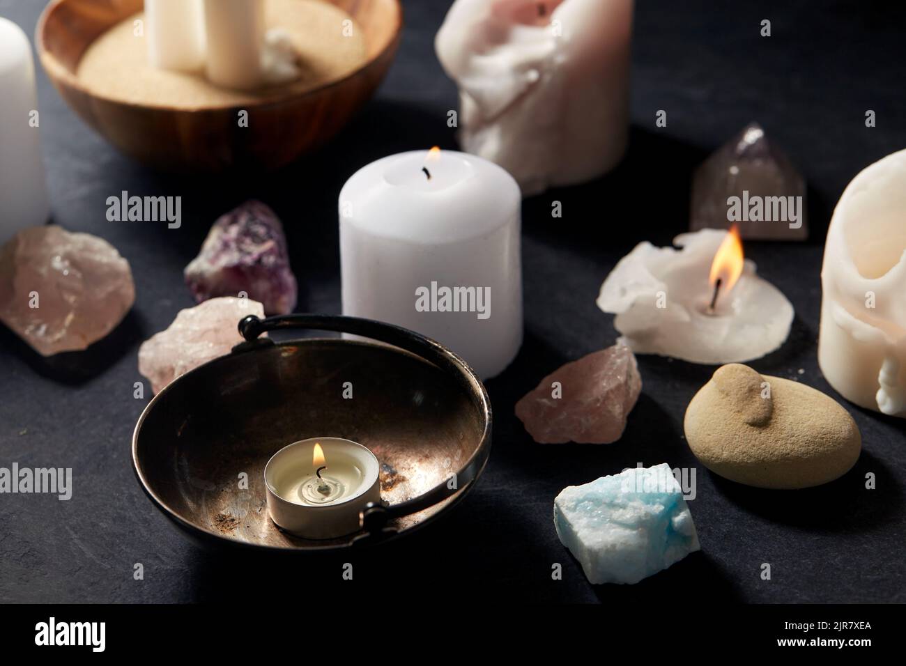 candele e cristalli brucianti per rituale magico Foto Stock