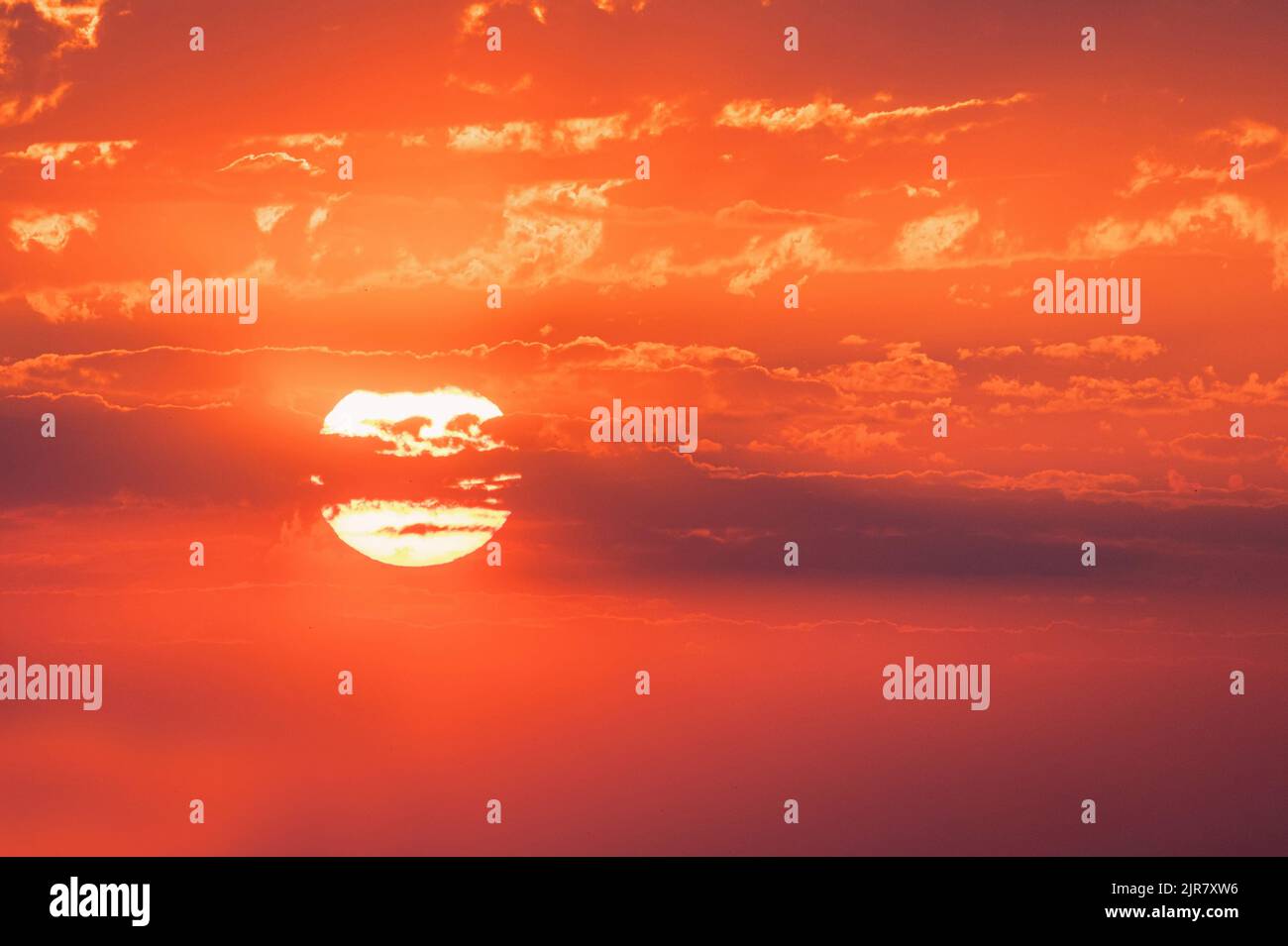 Romantico e colorato cielo all'alba con nuvole drammatiche Foto Stock