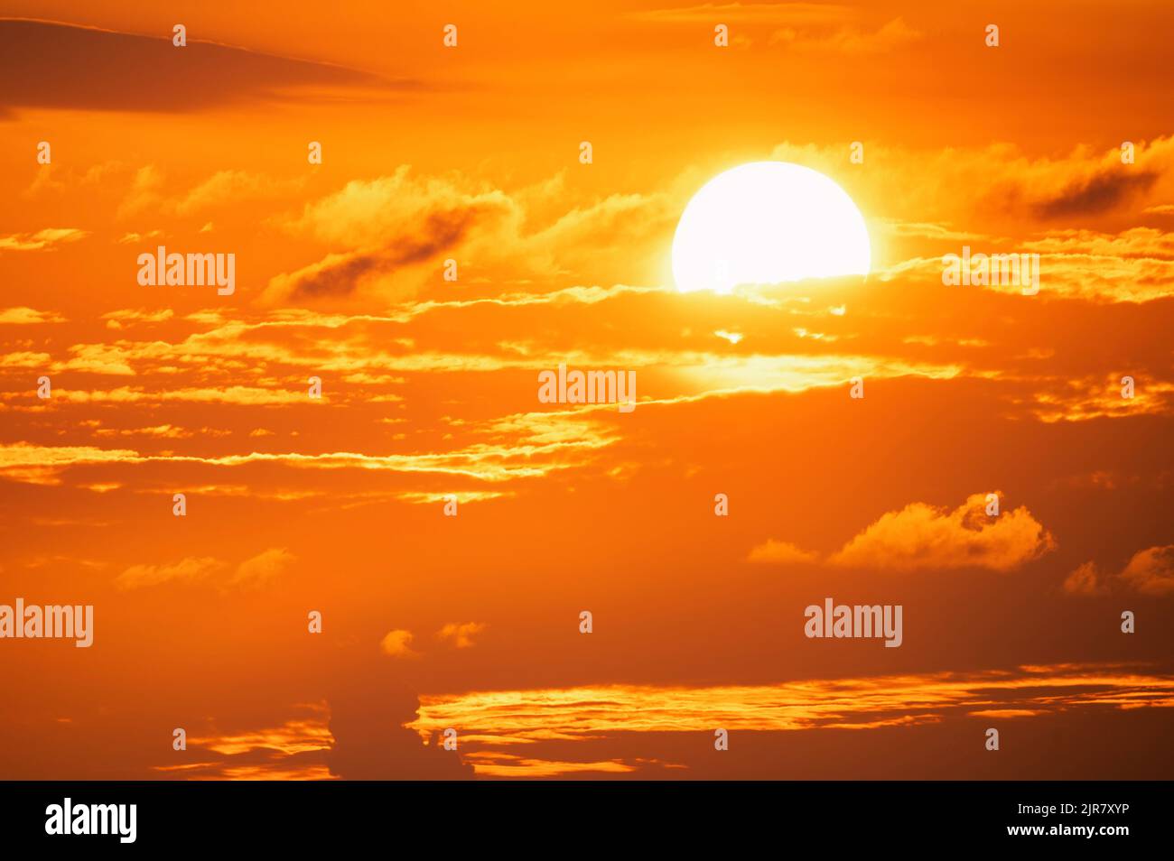 Romantico e colorato cielo all'alba con nuvole drammatiche Foto Stock