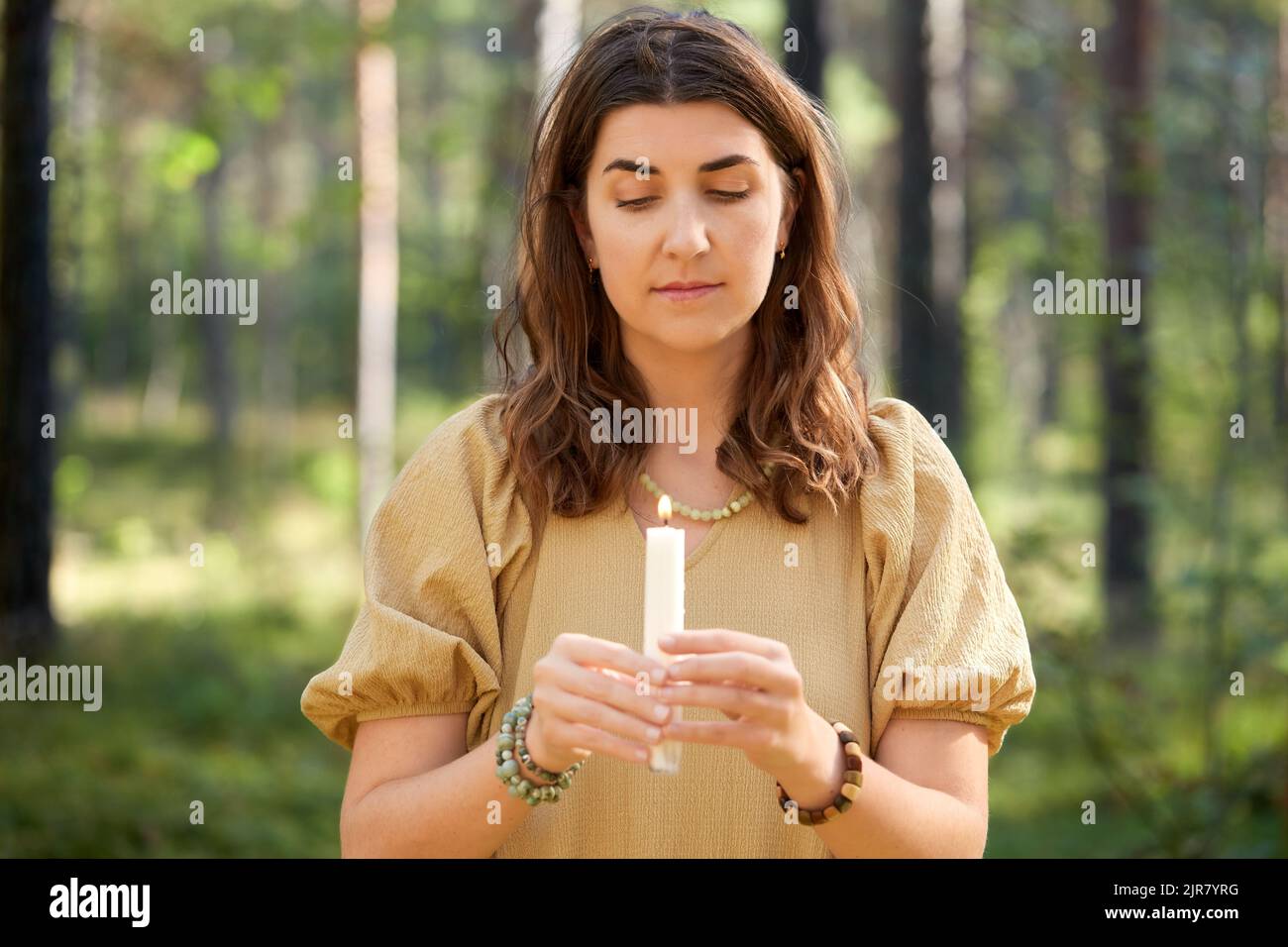 donna o strega che esegue rituale magico nella foresta Foto Stock