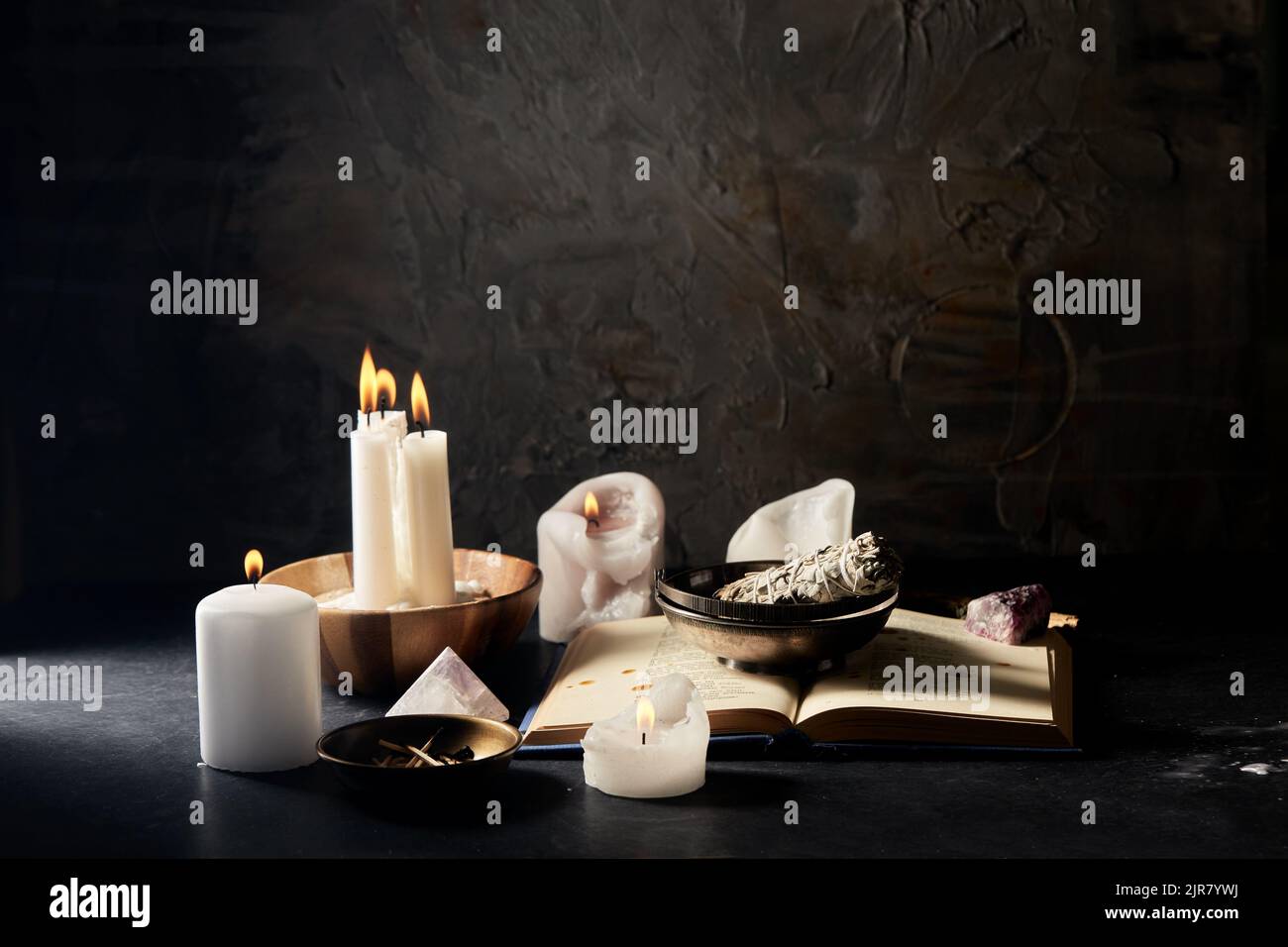 libro magico, salvia, candele bruciate e personale rituale Foto Stock