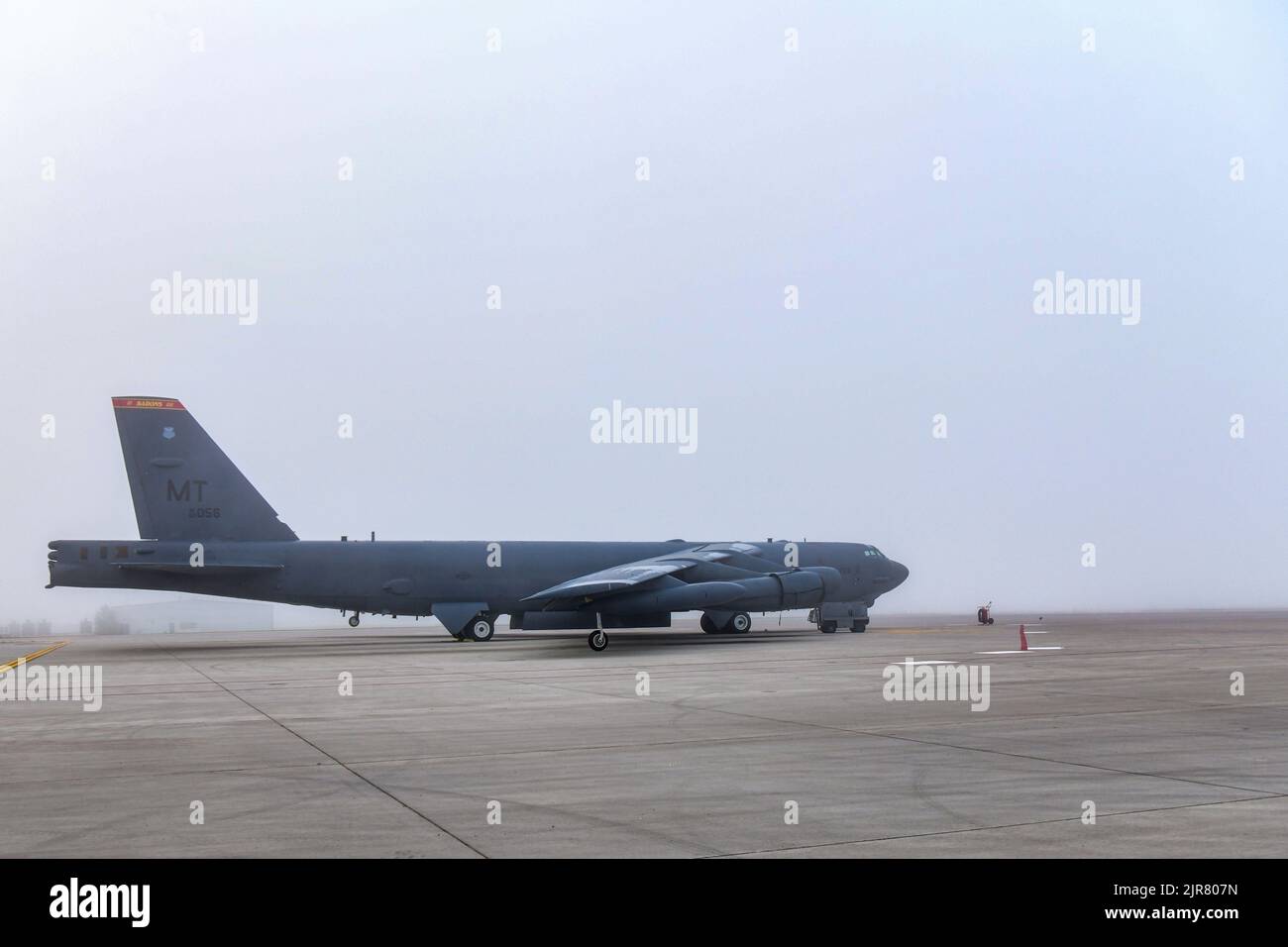 Uno Stratofortress B-52H si trova parcheggiato nella nebbia sulla linea di volo alla base dell'aeronautica di Minot, North Dakota, 16 agosto 2022. Il bombardiere B-52 è in grado di volare ad alte velocità subsoniche ad altitudini fino a 50.000 piedi. (STATI UNITI Air Force foto di Airman Alysa Knott) Foto Stock