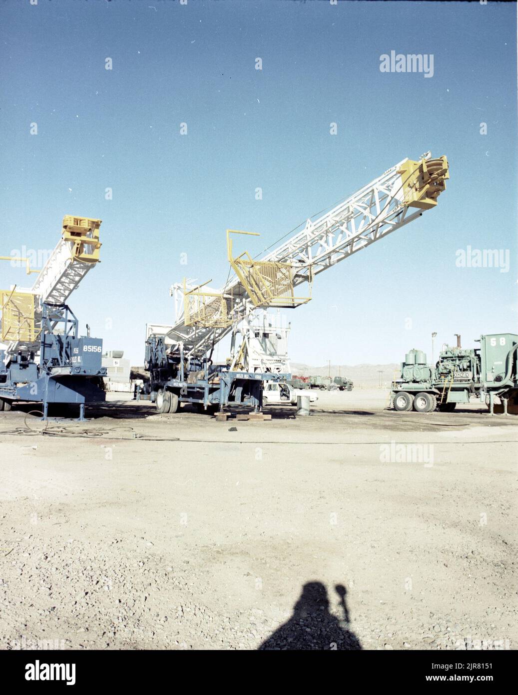 A820115 BOYLES #2 CARRI DI PERFORAZIONE EDWARDS (INGEGNERE DI PROGETTO) FEB 8 82 EG&G/NTS PHOTO LAB DATA DI PUBBLICAZIONE: 2/8/1982 BOYLES #2; CARRI DI PERFORAZIONE; UTENSILI DI PERFORAZIONE; EDGERTON, GERMESHAUSEN & GRIER; EG&G; APPARECCHIATURE E STRUMENTI; STRUMENTI E APPARECCHIATURE; NEVADA; NEVADA; NEVADA; LUOGO DI TEST; NTS; TECNOLOGIA DELL'ENERGIA NUCLEARE; PROVE NUCLEARI; PROVE NUCLEARI; SITI DI PROVA; UGT; TEST SOTTERRANEI; BOYLES #2-CARRI DI PERFORAZIONE IMMAGINI STORICHE. 1972 - 2012. Dipartimento di energia. Amministrazione nazionale della sicurezza nucleare. Fotografie relative al test delle armi nucleari presso il sito di test del Nevada. Foto Stock