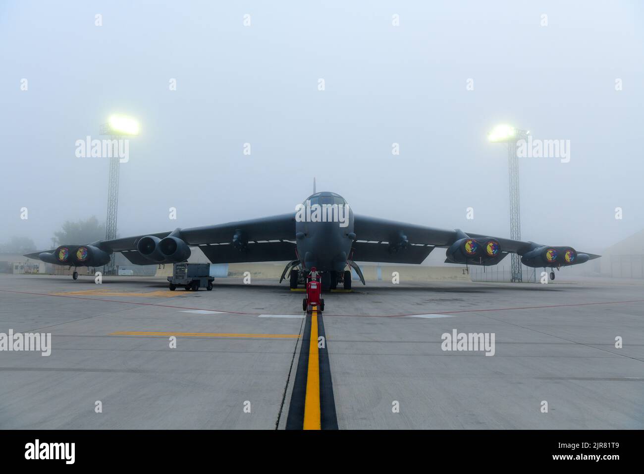 Uno Stratofortress B-52H si trova parcheggiato nella nebbia sulla linea di volo alla base dell'aeronautica di Minot, North Dakota, 16 agosto 2022. Il bombardiere B-52 è in grado di volare ad alte velocità subsoniche ad altitudini fino a 50.000 piedi. (STATI UNITI Air Force foto di Airman Alysa Knott) Foto Stock