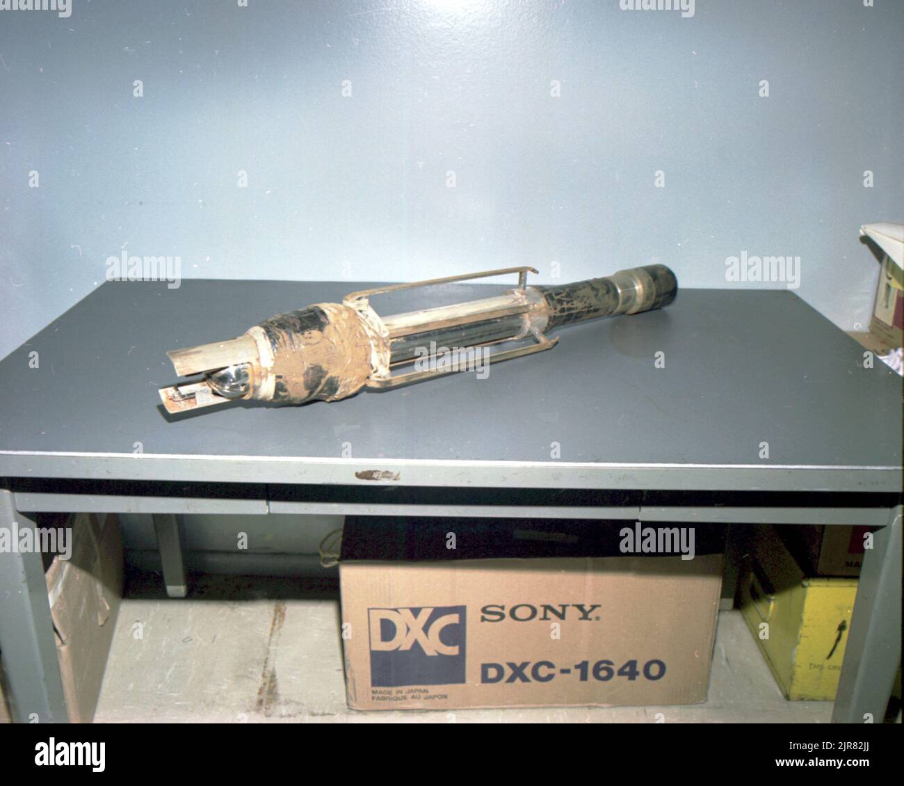 A810175 TELECAMERA DOWNHOLE DON SHADEL (PROJECT ENGINEER) MAR 16 81 EG&G/NTS PHOTO LAB DATA DI PUBBLICAZIONE: 3/16/1981 SCATOLE (CARTONE); TELECAMERE; INCRINATE; TELEVISIONE DOWNHOLE; TV DOWNHOLE; TELECAMERA DOWNHOLE; EDGERTON, GERMESHAUSEN & GRIER; EG&G; APPARECCHIATURE E IMPIANTI (SNL); APPARECCHIATURE E STRUMENTI; NEVADA; NEVADA; NEVADA TEST SITE; NTS; TECNOLOGIA NUCLEARE; TEST NUCLEARI; SHADEL, DON; SONY; TAVOLI; TUBI PER TELECAMERE; TELECAMERE; SITI DI PROVA; UGT; SOTTOTERRA; TEST SOTTERRANEI; IMMAGINI STORICHE DELLA TELECAMERA DOWNHOLE. 1972 - 2012. Dipartimento di energia. Sicurezza nucleare nazionale Foto Stock