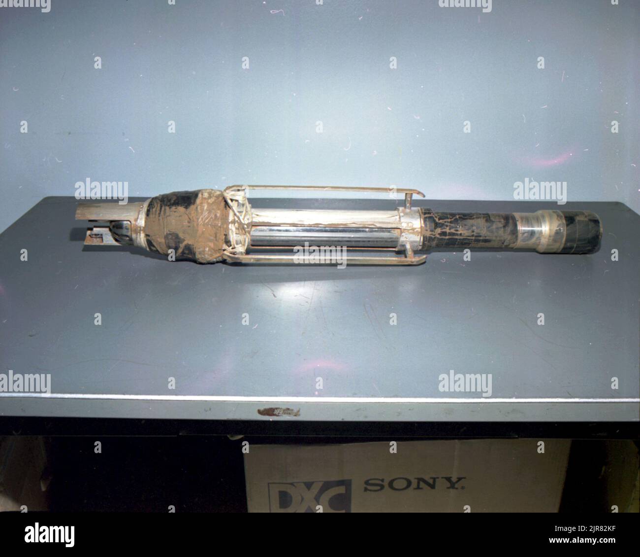 A810176 TELECAMERA DOWNHOLE DON SHADEL (PROJECT ENGINEER) MAR 16 81 EG&G/NTS PHOTO LAB DATA DI PUBBLICAZIONE: 3/16/1981 TELECAMERE; INCRINATE; TELEVISIONE DOWNHOLE; TV DOWNHOLE; TELECAMERA DOWNHOLE; EDGERTON, GERMESHAUSEN & GRIER; EG&G; APPARECCHIATURE E IMPIANTI (SNL); APPARECCHIATURE E STRUMENTI; NEVADA; NEVADA; NEVADA; NEVADA; NTS; TECNOLOGIA NUCLEARE; TEST NUCLEARI; SHADEL, DON; SONY; TAVOLI; TUBI PER TELECAMERE; TELECAMERE; SITI DI PROVA; UGT; SOTTOTERRA; TEST SOTTERRANEI; IMMAGINI STORICHE DELLA TELECAMERA DOWNHOLE. 1972 - 2012. Dipartimento di energia. Amministrazione nazionale della sicurezza nucleare. Pho Foto Stock