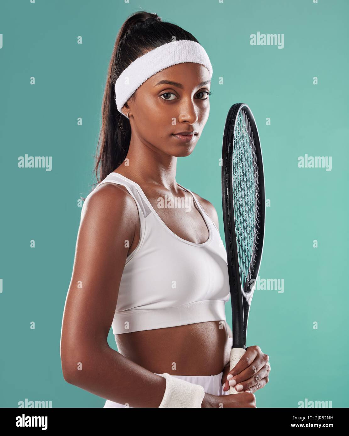 Tennista, atleta o sportivo che si allenano per una partita o una partita. Fitness, donna fiduciosa e atletica in posa con una racchetta per la concorrenza Foto Stock