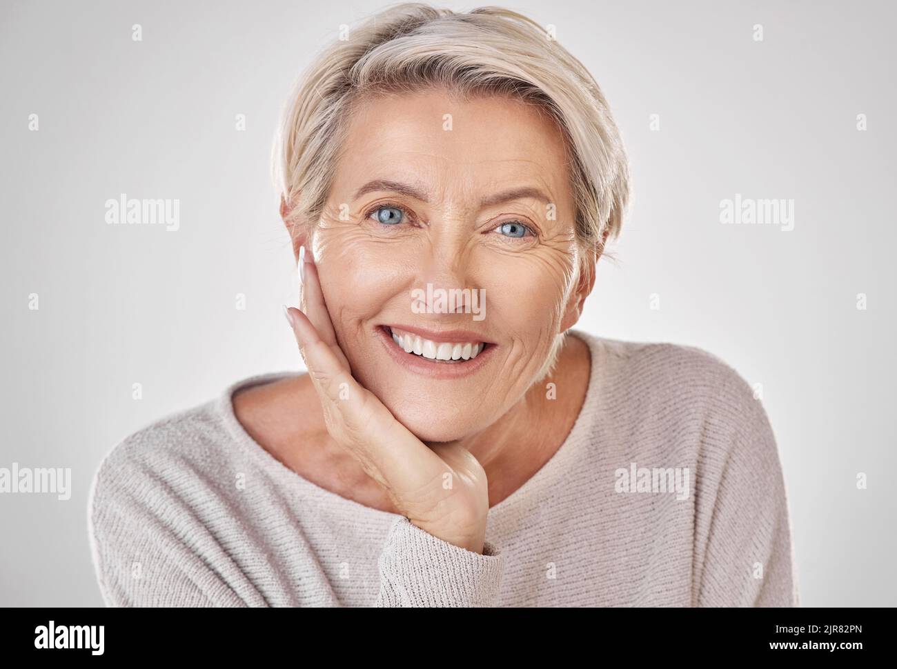 Botox al centro benessere, donna con invisalign, lussuoso salone per il viso e il benessere. Sorridete con trucco naturale, dermatologia acnefree e assistenza sanitaria Foto Stock