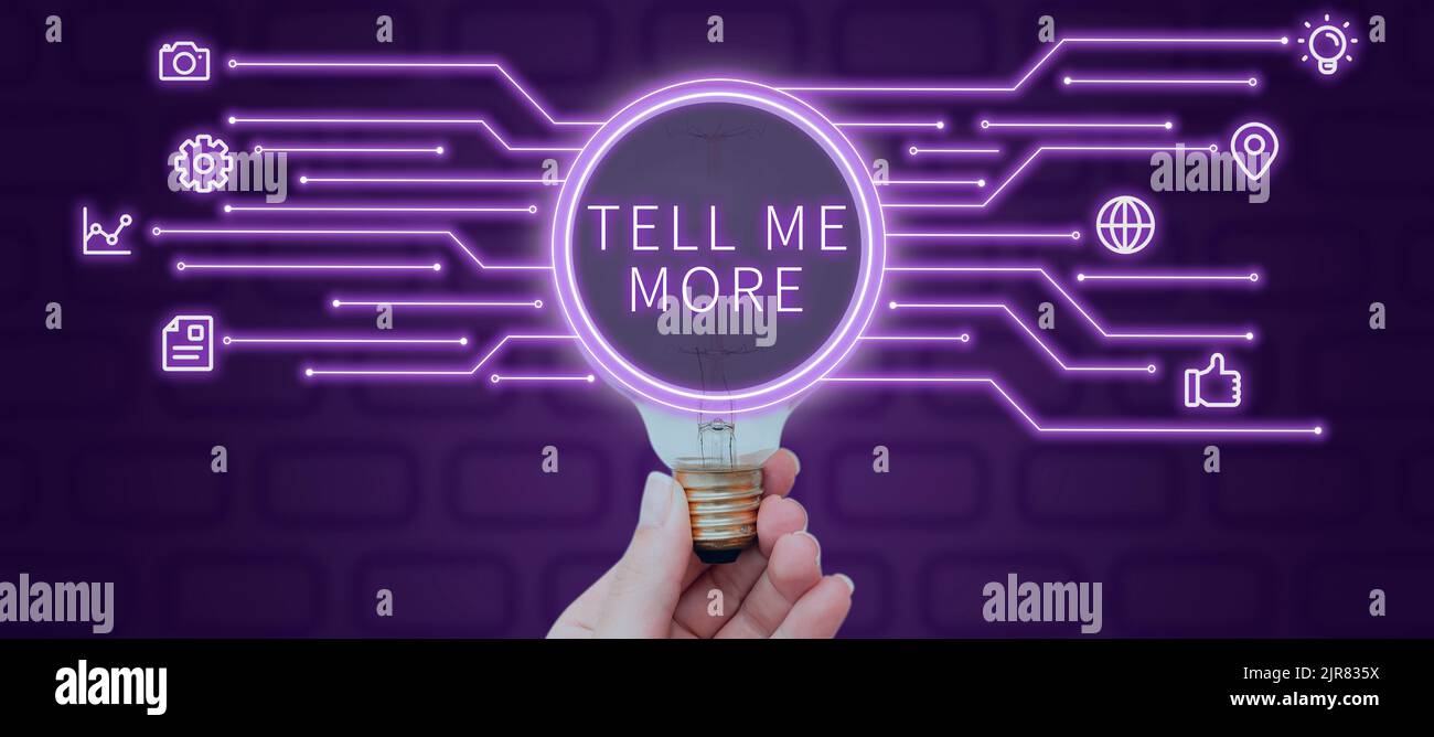 Ispirazione mostrando segno Tell Me More, Business idea Una chiamata per iniziare una conversazione condividere più conoscenza Donna Holding lampadina con linee digitali Foto Stock
