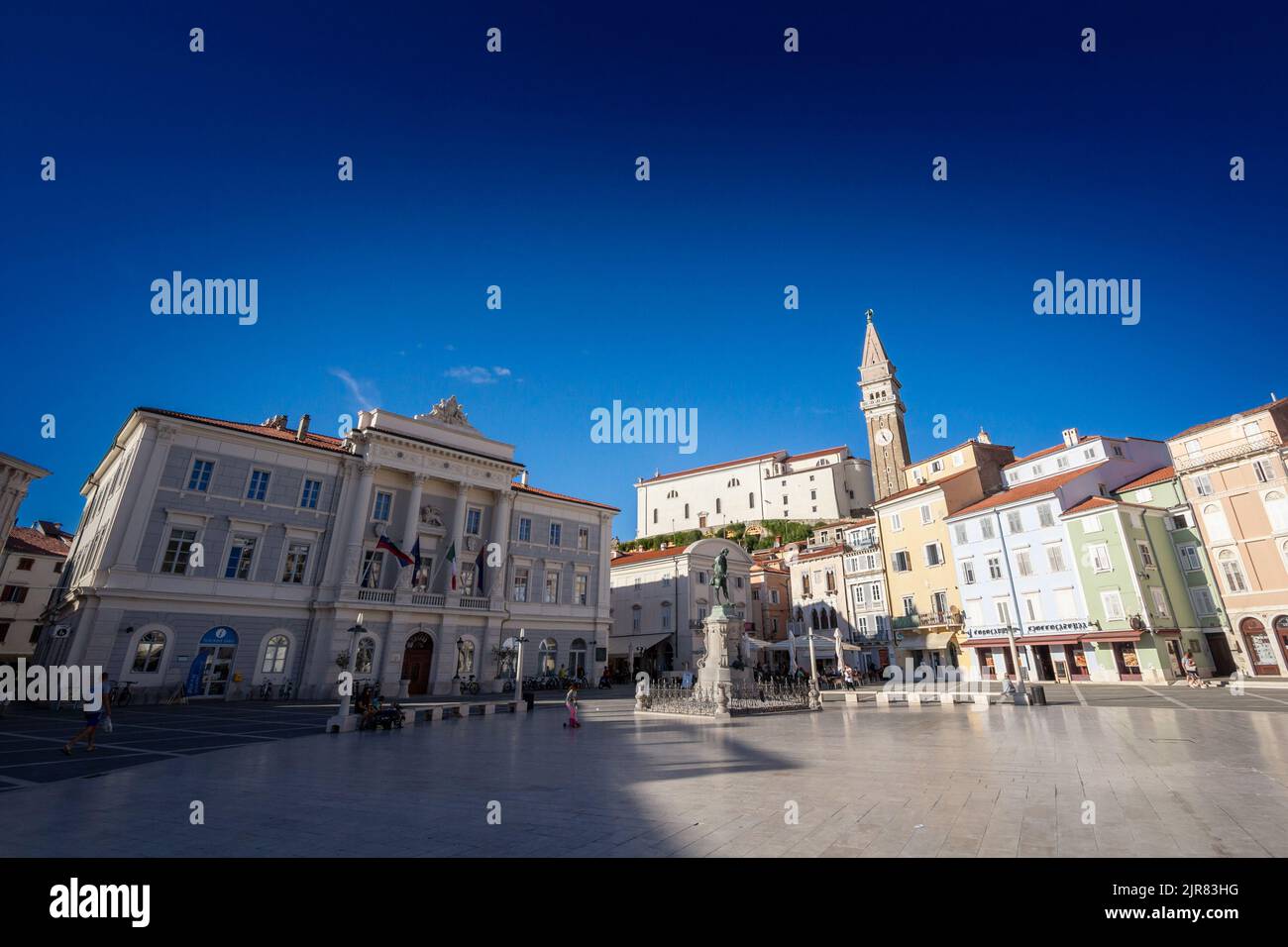 Foto di un panorama della città alta di Pirano, Slovenia, con un focus sulla chiesa di san giorgio. Chiesa parrocchiale di San Giorgio a Pirano, o župnijska Foto Stock