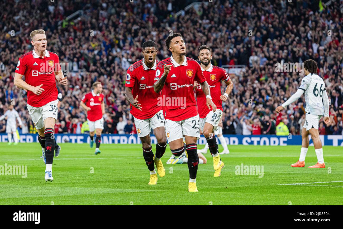Manchester, Regno Unito. 23rd ago, 2022. Jadon Sancho (Front) del Manchester United festeggia dopo aver segnato la partita della Premier League inglese tra Manchester United e Liverpool a Manchester, in Gran Bretagna, il 22 agosto 2022. Credit: Notizie dal vivo su Xinhua/Alamy Foto Stock