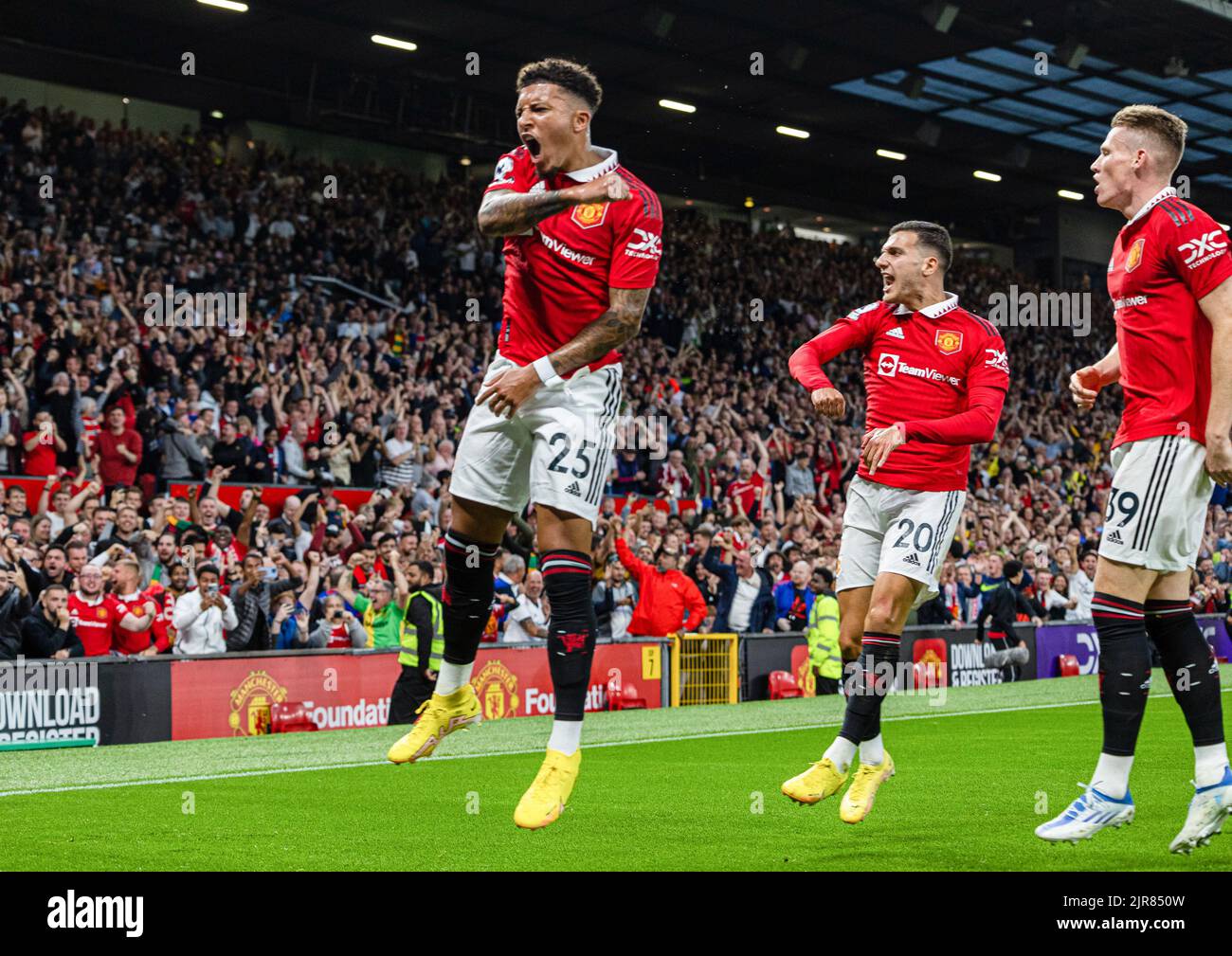 Manchester, Regno Unito. 23rd ago, 2022. Jadon Sancho (L) del Manchester United festeggia dopo aver segnato la partita della Premier League inglese tra Manchester United e Liverpool a Manchester, in Gran Bretagna, il 22 agosto 2022. Credit: Notizie dal vivo su Xinhua/Alamy Foto Stock