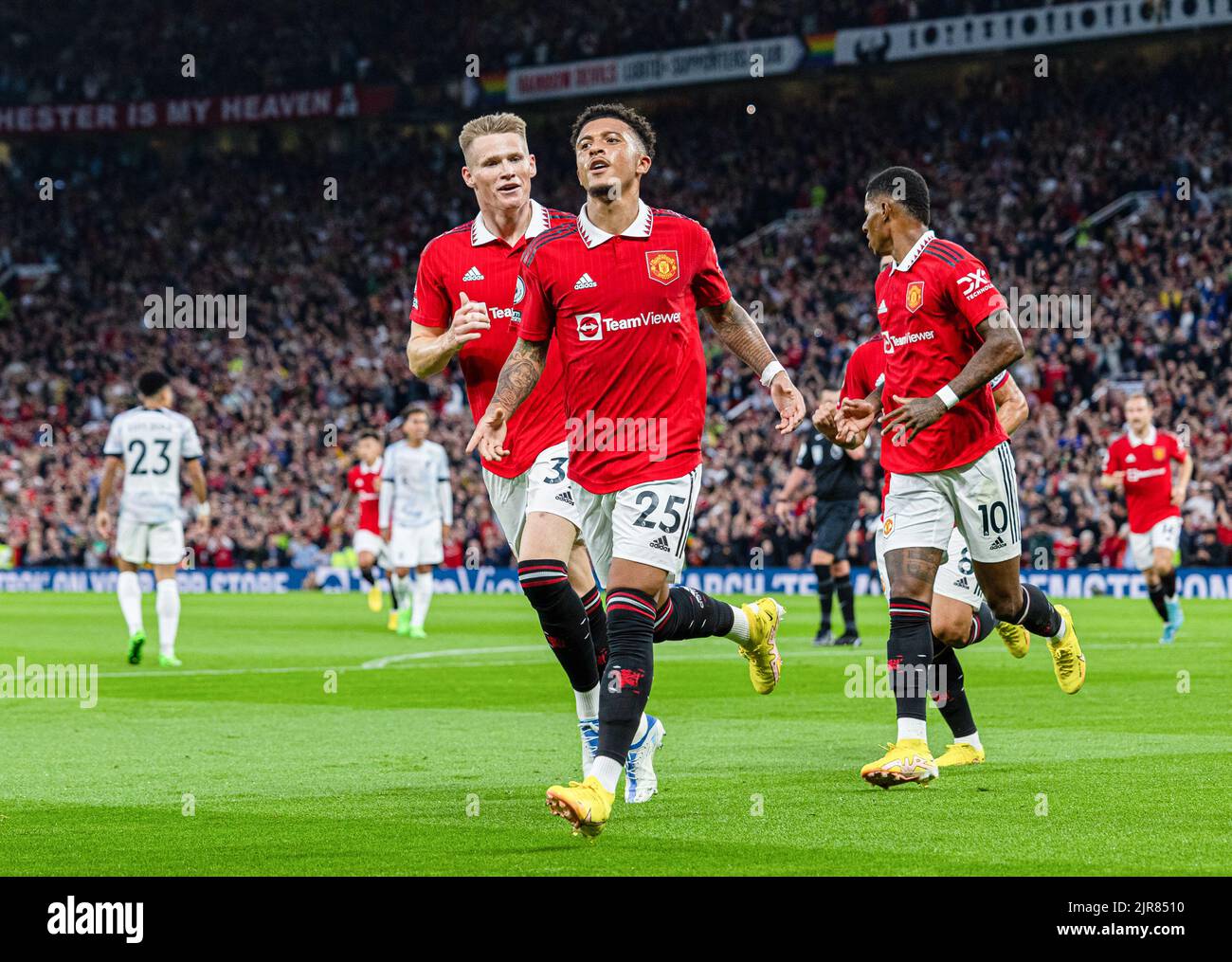 Manchester, Regno Unito. 23rd ago, 2022. Jadon Sancho (Front) del Manchester United festeggia dopo aver segnato la partita della Premier League inglese tra Manchester United e Liverpool a Manchester, in Gran Bretagna, il 22 agosto 2022. Credit: Notizie dal vivo su Xinhua/Alamy Foto Stock