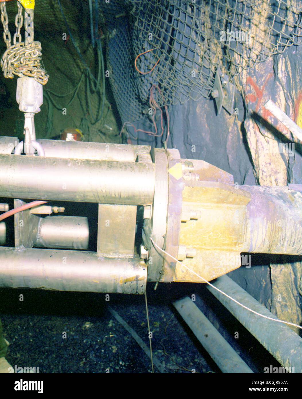 A800179 U12G GAS FRAC KINE FRAC POST SHOT FINLEY(PROJECT ENGINEER) JAN 23 80EG&G/NTS PHOTO LAB DATA DI PUBBLICAZIONE: 1/23/1980 CATENE PER TIPO; CATENE PER UTILIZZO; RECINZIONI, CATENA COLLEGATA; G-TUNNEL; GAS FRAC; FRATTURA DEL GAS; KINE FRAC; KINE FRAC POST SHOT; NEVADA; NEVADA; NEVADA TEST SITE; NTS; TECNOLOGIA DELL'ENERGIA NUCLEARE; PIPE; POST SHOT; SITI DI TEST; UGT; IMMAGINI STORICHE DI TEST SOTTERRANEI. 1972 - 2012. Dipartimento di energia. Amministrazione nazionale della sicurezza nucleare. Fotografie relative al test delle armi nucleari presso il sito di test del Nevada. Foto Stock