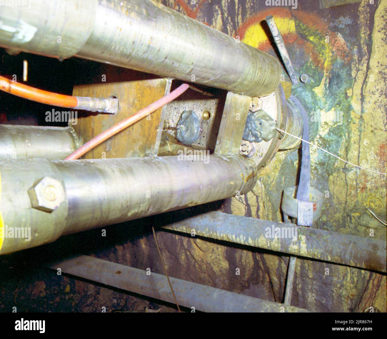 A800178 U12G GAS FRAC KINE FRAC POST SHOT FINLEY(PROJECT ENGINEER) JAN 23 80EG&G/NTS PHOTO LAB DATA DI PUBBLICAZIONE: 1/23/1980 G-TUNNEL; GAS FRAC; FRATTURA DEL GAS; KINE FRAC; KINE FRAC POST SHOT; NEVADA; NEVADA TEST SITE; NTS; TECNOLOGIA NUCLEARE; PIPE; POST SHOT; SITI DI TEST; UGT; IMMAGINI STORICHE DI TEST SOTTERRANEI. 1972 - 2012. Dipartimento di energia. Amministrazione nazionale della sicurezza nucleare. Fotografie relative al test delle armi nucleari presso il sito di test del Nevada. Foto Stock