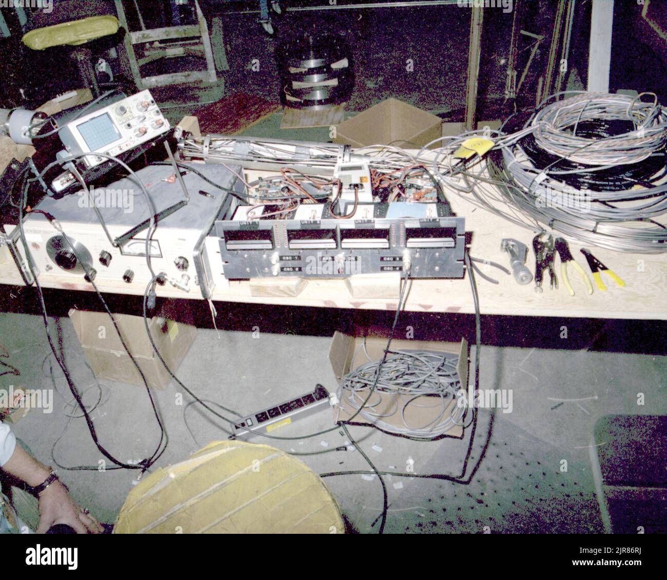 A790853 U12G GRUPPO RISCALDATORE DUIMSTRA(PROJECT ENGINEER) NOV 27 79EG&G/NTS PHOTO LAB DATA DI PUBBLICAZIONE: 11/27/1979 ASSEMBLATORI, PARTI; SCATOLE (CARTONE); TRONCHESI; TAGLIERINE; TUNNEL G; GRUPPO RISCALDATORE; STRUMENTI E ATTREZZATURE; NEVADA; LUOGO DI PROVA NEVADA; NTS; TECNOLOGIA DELL'ENERGIA NUCLEARE; PRESE MULTIPLE; SITI DI PROVA; GALLERIE; TUNNEL PER UTILIZZO; UGT; TEST SOTTERRANEI; VOLTMETRI; FILI E CAVI; CHIAVI PER immagini storiche. 1972 - 2012. Dipartimento di energia. Amministrazione nazionale della sicurezza nucleare. Fotografie relative al test delle armi nucleari presso il sito di test del Nevada. Foto Stock