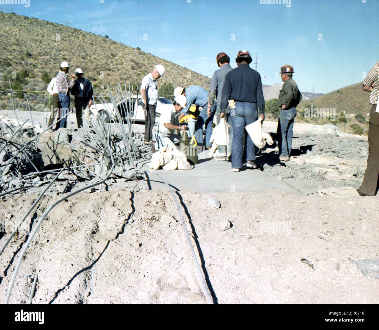 A790764 U12G NUTCRACKER J BOYES (PROJECT ENGINEER) OCT 24 79EG&G/NTS PHOTO LAB DATA DI PUBBLICAZIONE: 10/24/1979 BOYES, JOHN; DIRT (SOIL); G-TUNNEL; NEVADA; SITO DI PROVA DEL NEVADA; NTS; TECNOLOGIA DELL'ENERGIA NUCLEARE; NUTCRACKER; CANNE; SITI DI TEST; UGT; TEST SOTTERRANEI; IMMAGINI STORICHE DELLO SCHIACCIANOCI. 1972 - 2012. Dipartimento di energia. Amministrazione nazionale della sicurezza nucleare. Fotografie relative al test delle armi nucleari presso il sito di test del Nevada. Foto Stock
