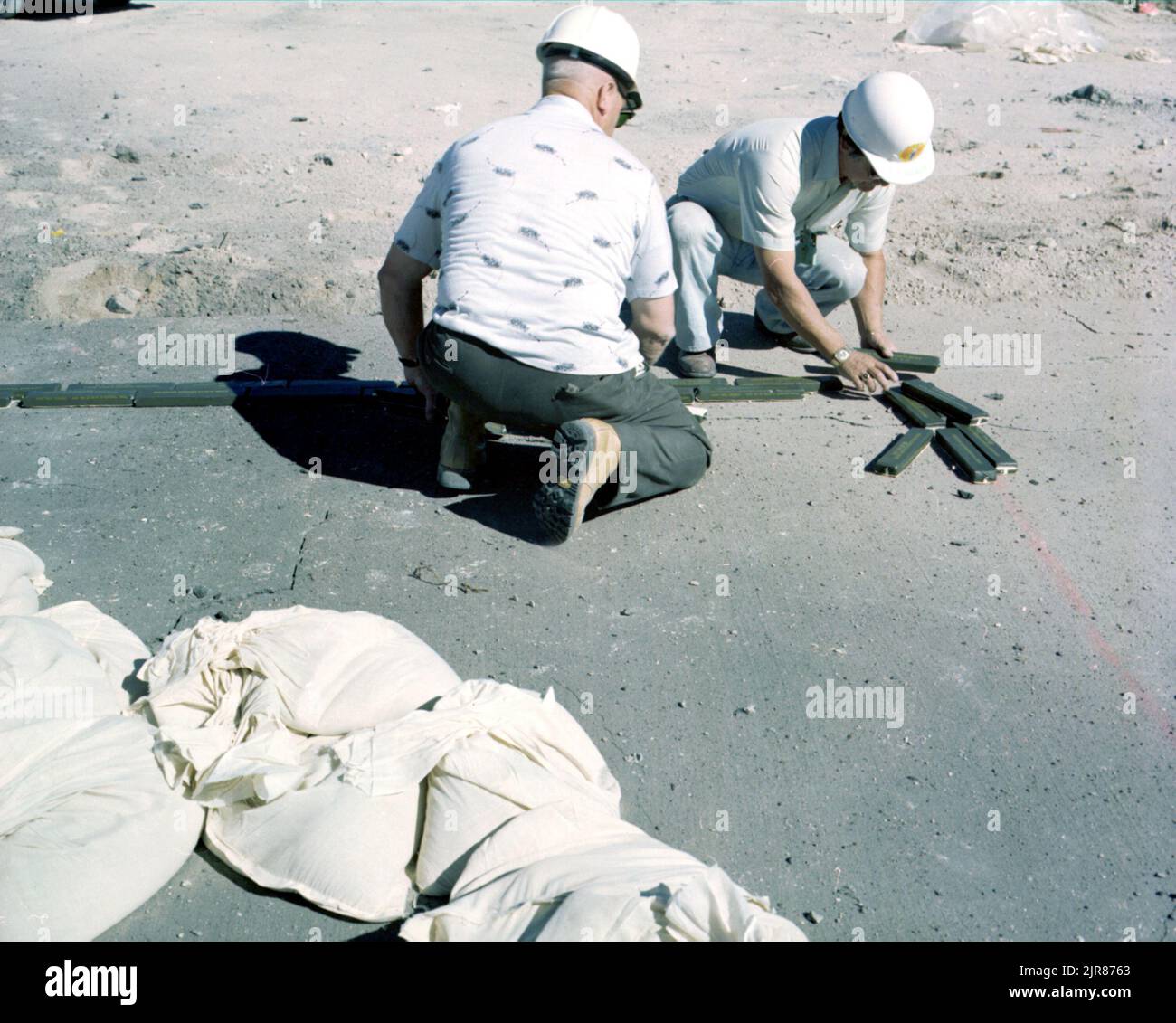 A790750 U12G NUTCRACKER J BOYES (PROJECT ENGINEER) OCT 24 79EG&G/NTS PHOTO LAB DATA DI PUBBLICAZIONE: 10/24/1979 SACCHE; BOYES, JOHN; G-TUNNEL; CAPPELLI DURI; MASCHI; UOMINI (AGGIUNGERE MODIFICATORE MASCHILE); NEVADA; NEVADA; NEVADA TEST SITE; NTS; TECNOLOGIA DELL'ENERGIA NUCLEARE; NUTCRACKER; SACCHI DI SABBIA; SITI DI PROVA; UGT; PROVE SOTTERRANEE; NUTCRACKER immagini storiche. 1972 - 2012. Dipartimento di energia. Amministrazione nazionale della sicurezza nucleare. Fotografie relative al test delle armi nucleari presso il sito di test del Nevada. Foto Stock