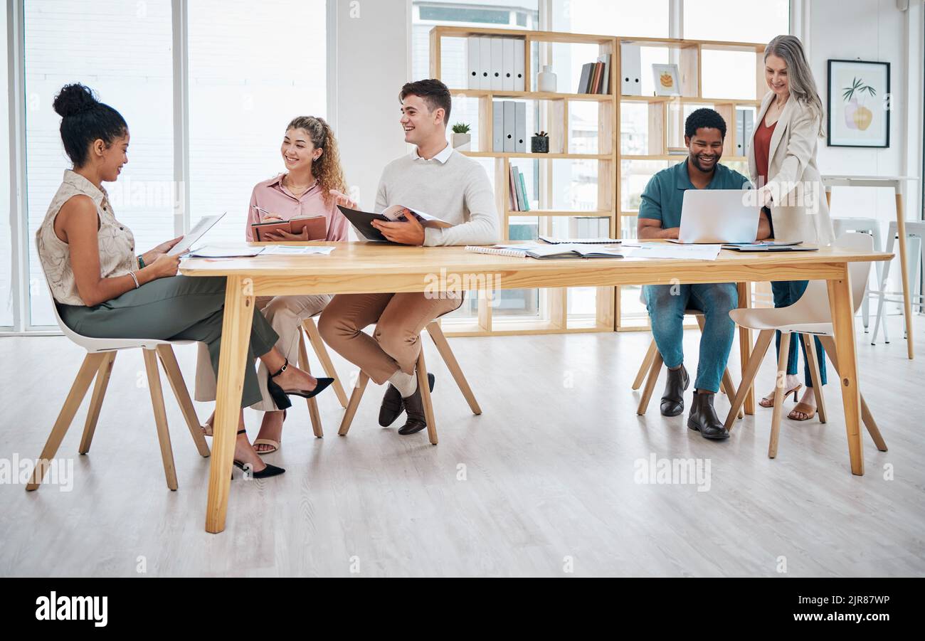 Uomini d'affari che lavorano insieme in un ufficio, intervistando e parlando in riunione al lavoro. Gruppo di colleghi professionali, lavoratori e dipendenti Foto Stock