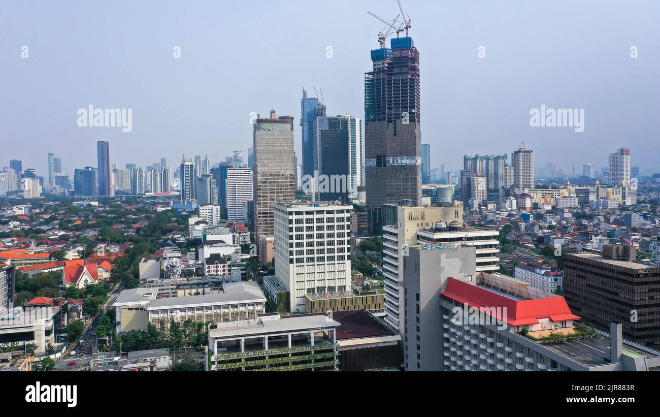 Vista aerea dello skyline del centro di Giacarta con edifici alti con nuvole bianche e cielo blu, Indonesia, Asia Foto Stock