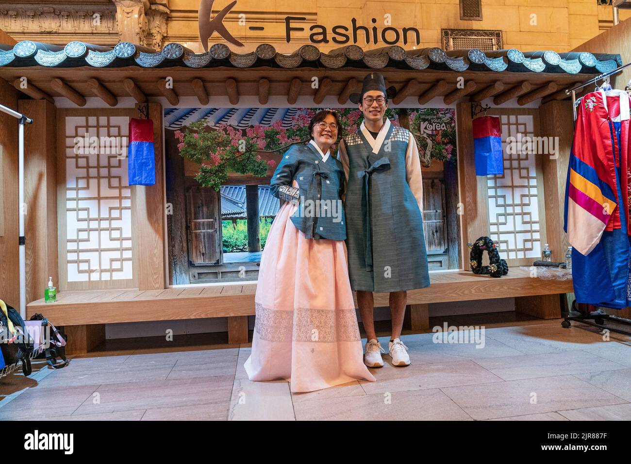 New York, Stati Uniti. 22nd ago, 2022. I visitatori provano i costumi tradizionali coreani durante la Korea Tourism Organization che ospita 2022 Scopri la tua Corea alla Vanderbilt Hall del Grand Central Terminal. Ai visitatori è stato offerto di assaggiare il cibo tradizionale coreano e il cibo preparato per i templi buddisti, scoprire le bande K-Pop, i film coreani, fare fiori di carta, provare cosmetici coreani, costumi tradizionali e molto altro durante l'evento promozionale di 2 giorni. (Foto di Lev Radin/Pacific Press) Credit: Pacific Press Media Production Corp./Alamy Live News Foto Stock