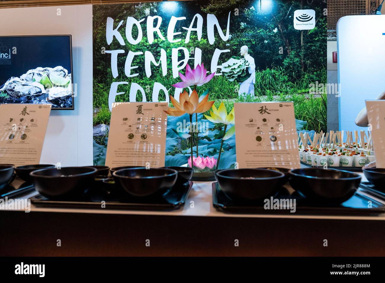 New York, Stati Uniti. 22nd ago, 2022. Assaggi di cibo dei templi coreani con fiori di carta in mostra durante la Korea Tourism Organization che ospita 2022 Scopri la tua Corea alla Vanderbilt Hall del Grand Central Terminal. Ai visitatori è stato offerto di assaggiare il cibo tradizionale coreano e il cibo preparato per i templi buddisti, scoprire le bande K-Pop, i film coreani, fare fiori di carta, provare cosmetici coreani, costumi tradizionali e molto altro durante l'evento promozionale di 2 giorni. (Foto di Lev Radin/Pacific Press) Credit: Pacific Press Media Production Corp./Alamy Live News Foto Stock
