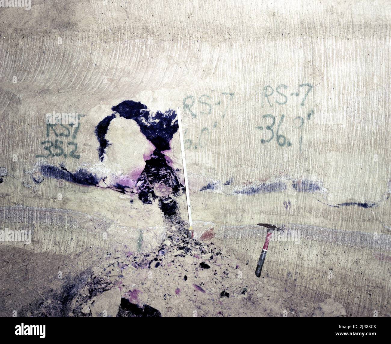 A790346 U12G RS-7 MINEBACK BILL VOLLENDORF (PROJECT ENGINEER) MAY 15 79EG&G/NTS PHOTO LAB PUBLICATION DATE: 5/15/1979 EDGERTON, GERMESHAUSEN & GRIER; EG&G; MARCATURE; MARCATURE; MINEBACK; NEVADA; NEVADA; NEVADA TEST SITE; NTS; TECNOLOGIA DELL'ENERGIA NUCLEARE; PICKAXES; RS-7; RS-7 MINEBACK; MISURE A NASTRO; SITI DI TEST; GALLERIE; GALLERIE PER UTILIZZO; UGT; PROVE SOTTERRANEE; VOLLENDORF; IMMAGINI cronologiche DELLA FATTURA. 1972 - 2012. Dipartimento di energia. Amministrazione nazionale della sicurezza nucleare. Fotografie relative al test delle armi nucleari presso il sito di test del Nevada. Foto Stock