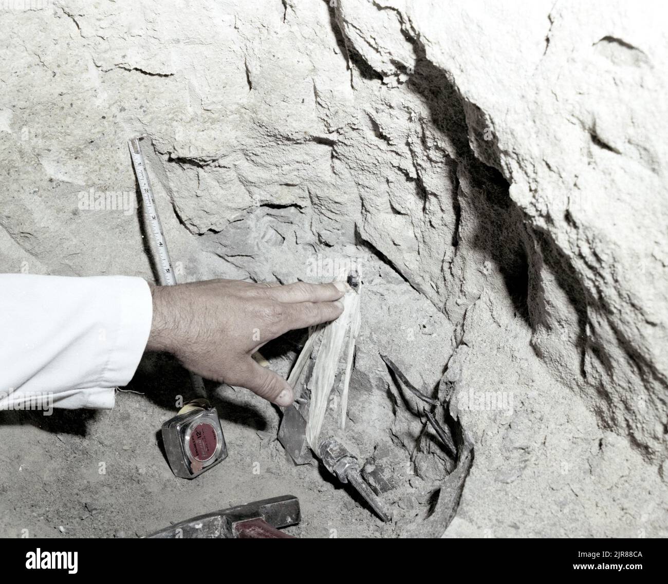 A790348 U12G RS-7 MINEBACK BILL VOLLENDORF (PROJECT ENGINEER) MAY 15 79EG&G/NTS PHOTO LAB PUBLICATION DATE: 5/15/1979 EDGERTON, GERMESHAUSEN & GRIER; EG&G; MARCATURE; MARCATURE; MINEBACK; NEVADA; NEVADA; NEVADA TEST SITE; NTS; TECNOLOGIA DELL'ENERGIA NUCLEARE; PICKAXES; RS-7; RS-7 MINEBACK; MISURE A NASTRO; SITI DI TEST; GALLERIE; GALLERIE PER UTILIZZO; UGT; PROVE SOTTERRANEE; VOLLENDORF; IMMAGINI cronologiche DELLA FATTURA. 1972 - 2012. Dipartimento di energia. Amministrazione nazionale della sicurezza nucleare. Fotografie relative al test delle armi nucleari presso il sito di test del Nevada. Foto Stock