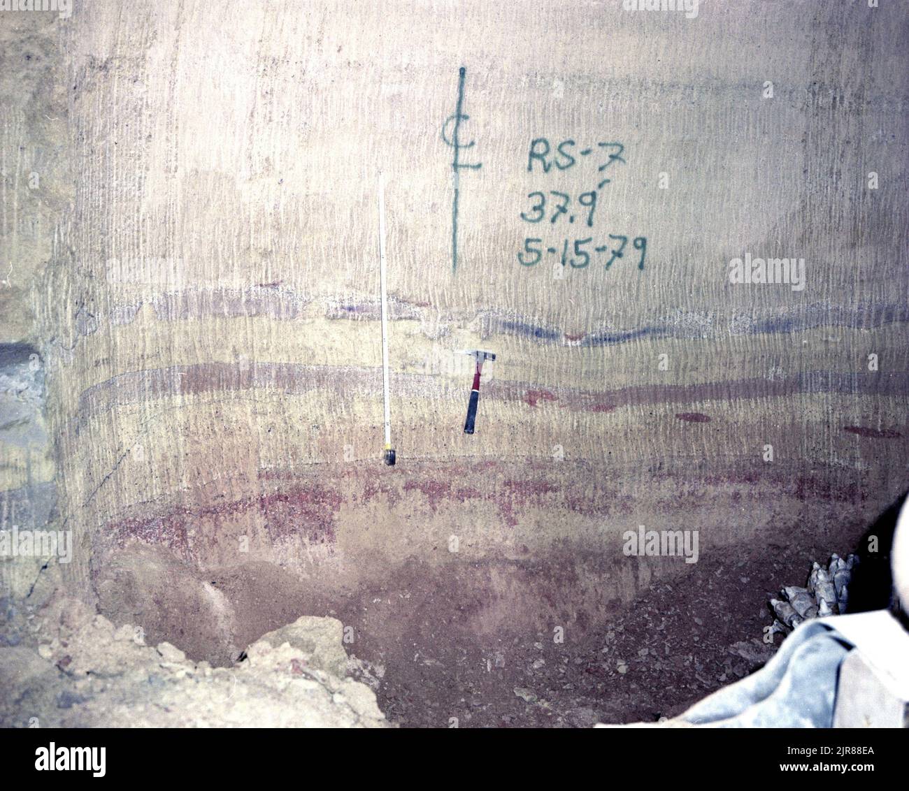 A790366 U12G RS-7 MINEBACK BILL VOLLENDORF (PROJECT ENGINEER) MAY 15 79EG&G/NTS PHOTO LAB PUBLICATION DATE: 5/15/1979 EDGERTON, GERMESHAUSEN & GRIER; EG&G; MARCATURE; MARCATURE; MINEBACK; NEVADA; NEVADA; NEVADA TEST SITE; NTS; TECNOLOGIA DELL'ENERGIA NUCLEARE; PICKAXES; RS-7; RS-7 MINEBACK; MISURE A NASTRO; SITI DI TEST; GALLERIE; GALLERIE PER UTILIZZO; UGT; PROVE SOTTERRANEE; VOLLENDORF; IMMAGINI cronologiche DELLA FATTURA. 1972 - 2012. Dipartimento di energia. Amministrazione nazionale della sicurezza nucleare. Fotografie relative al test delle armi nucleari presso il sito di test del Nevada. Foto Stock