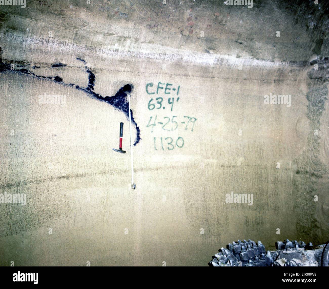 A790306 U12G HYDRA FRAC MINEBACK BILL VOLLENDORF (PROJECT ENGINEER) APR 25 79EG&G/NTS PHOTO LAB DATA DI PUBBLICAZIONE: 4/25/1979 EDGERTON, GERMESHAUSEN & GRIER; EG&G; G-TUNNEL; HYDRA FRAC; HYDRA FRAC MINEBACK; FRATTURA IDRAULICA; MARCATA; MINEBACK; MINIERE, SOTTERRANEO; NEVADA; NEVADA; NEVADA; NTS; TECNOLOGIA DELL'ENERGIA NUCLEARE; PICKAXES; NASTRI DI MISURA; SITI DI PROVA; GALLERIE; GALLERIE PER UTILIZZO; UGT; TEST SOTTERRANEI; VOLLENDORF, IMMAGINI storiche DELLA FATTURA. 1972 - 2012. Dipartimento di energia. Amministrazione nazionale della sicurezza nucleare. Fotografie relative al test delle armi nucleari presso il sito di test del Nevada. Foto Stock