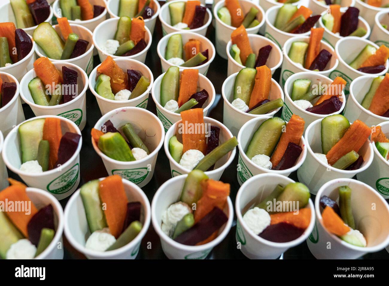 New York, New York, Stati Uniti. 22nd ago, 2022. Assaggi di cibo del tempio offerto durante la Corea Tourism Organization che ospita 2022 Scopri la tua Corea alla Vanderbilt Hall del Grand Central Terminal. Ai visitatori è stato offerto di assaggiare il cibo tradizionale coreano e il cibo preparato per i templi buddisti, scoprire le bande K-Pop, i film coreani, fare fiori di carta, provare cosmetici coreani, costumi tradizionali e molto altro durante l'evento promozionale di 2 giorni. (Credit Image: © fotografo Lev Radin/Pacific Press via ZUMA Press Wire) Foto Stock