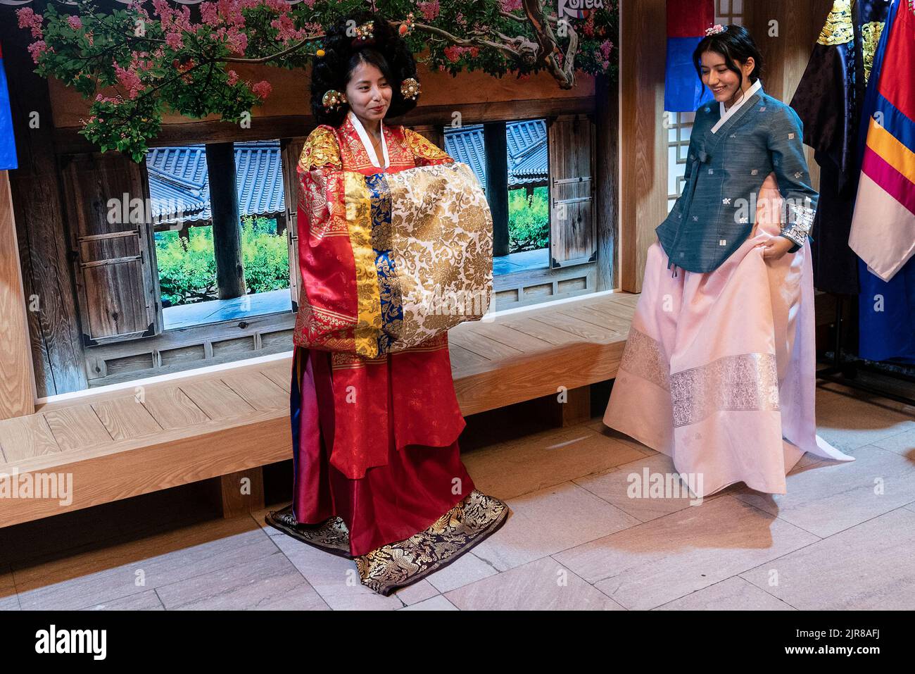 New York, New York, Stati Uniti. 22nd ago, 2022. I visitatori provano i costumi tradizionali coreani durante la Korea Tourism Organization che ospita 2022 Scopri la tua Corea alla Vanderbilt Hall del Grand Central Terminal. Ai visitatori è stato offerto di assaggiare il cibo tradizionale coreano e il cibo preparato per i templi buddisti, scoprire le bande K-Pop, i film coreani, fare fiori di carta, provare cosmetici coreani, costumi tradizionali e molto altro durante l'evento promozionale di 2 giorni. (Credit Image: © fotografo Lev Radin/Pacific Press via ZUMA Press Wire) Foto Stock