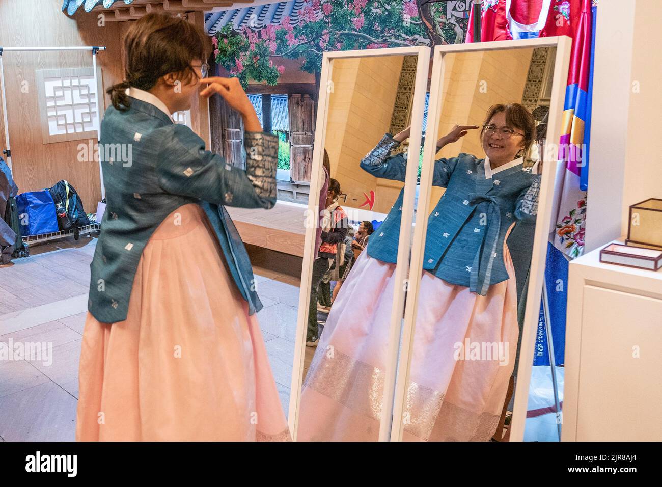 New York, New York, Stati Uniti. 22nd ago, 2022. I visitatori provano i costumi tradizionali coreani durante la Korea Tourism Organization che ospita 2022 Scopri la tua Corea alla Vanderbilt Hall del Grand Central Terminal. Ai visitatori è stato offerto di assaggiare il cibo tradizionale coreano e il cibo preparato per i templi buddisti, scoprire le bande K-Pop, i film coreani, fare fiori di carta, provare cosmetici coreani, costumi tradizionali e molto altro durante l'evento promozionale di 2 giorni. (Credit Image: © fotografo Lev Radin/Pacific Press via ZUMA Press Wire) Foto Stock