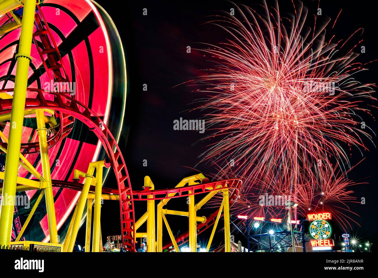 Fuochi d'artificio di Coney Island a Summertime, Brooklyn, New York, USA Foto Stock