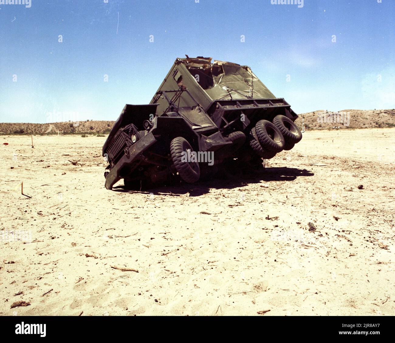 A781136 PLANET RANCH, AZ MISER'S BLUFF TOM TAKAHASHI (PROJECT ENGINEER) AGO 30 78 EG&G/NTS PHOTO LAB DATA DI PUBBLICAZIONE: 8/30/1978 VALUTAZIONE DEI DANNI; DANNI; EDGERTON, GERMESHAUSEN & GRIER; EG&G; APPARECCHIATURE E STRUMENTI; APPARECCHIATURE (SNL); PROVE ESPLOSIVE; STRUMENTI E APPARECCHIATURE; MISER'S BLUFF; MISER'S BLUFF #1; NEVADA TEST SITE; NTS; TECNOLOGIA NUCLEARE; TEST DI SIMULAZIONE NUCLEARE; PLANET RANCH; PLANET RANCH TEST VALLEY; PLANET RANCH, ARIZONA; FOTOGRAFIE POST SHOT; TAKAHASHI, TOM; PROVE; CAMION; VEICOLI, TERRA MILITARE; IMMAGINI storiche DI PLANET RANCH-MISER's BLUFF. 1972 - 2012. Reparto Foto Stock