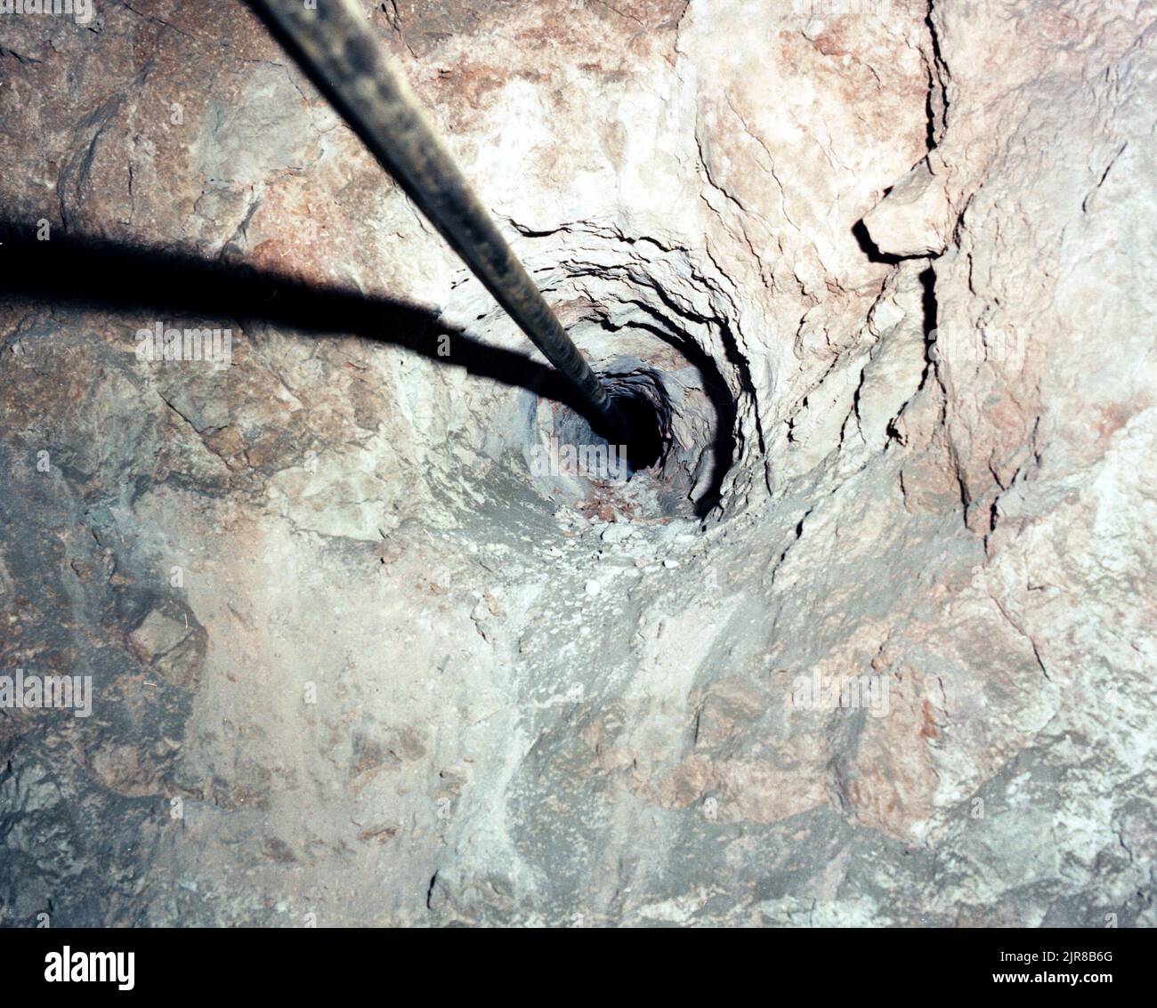 A781075 U12G PENETRATORE DI TERRA BEN BENJAMIN (INGEGNERE DI PROGETTO) AGO 25 78 EG&G/NTS PHOTO LAB DATA DI PUBBLICAZIONE: 8/25/1978 BENJAMIN, BENJAMIN CODY; CANNONI; CANNONE PENETRATORE DI TERRA; EDGERTON, GERMESHAUSEN & GRIER; EG&G; APPARECCHIATURE E STRUMENTI; APPARECCHIATURE (SNL); FORI (NEL TERRENO); STRUMENTI E ATTREZZATURE; NEVADA; NEVADA; NEVADA; NEVADA; NTS; PROVE NUCLEARI; PENETRATORI; PALI; FOTOGRAFIE POST-SHOT; ROCCE E MINERALI (MISC); ROCCE (VARIE); SITI DI PROVA; GALLERIE; UGT; SOTTOTERRA; PROVE SOTTERRANEE; IMMAGINI storiche DEL PENETRATORE TERRESTRE. 1972 - 2012. Dipartimento di energia. National Nuclear Secur Foto Stock