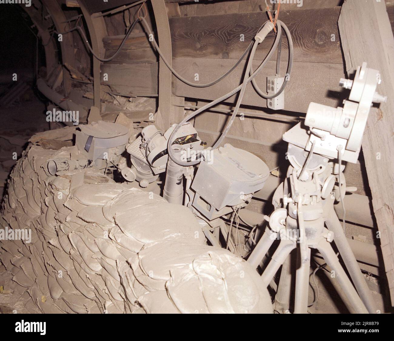 A781073 U12G PENETRATORE DI TERRA BEN BENJAMIN (PROJECT ENGINEER) AGO 25 78 EG&G/NTS PHOTO LAB DATA DI PUBBLICAZIONE: 8/25/1978 BENJAMIN, BENJAMIN CODY; FOTOCAMERE; CANNONI; CANNONE PENETRATORE DI TERRA; EDGERTON, GERMESHAUSEN & GRIER; EG&G; APPARECCHIATURE E STRUMENTI; APPARECCHIATURE (SNL); STRUMENTI E ATTREZZATURE; NEVADA; NEVADA; NEVADA; NTS; TEST NUCLEARI; PENETRATORI; TUBI; FOTOGRAFIE POST SHOT; ROCCE E MINERALI (VARI); ROCCE (DIVERSI); SACCHI DI SABBIA; SITI DI PROVA; GALLERIE; UGT; SOTTOTERRA; TEST SOTTERRANEI; IMMAGINI STORICHE DEL PENETRATORE TERRESTRE. 1972 - 2012. Dipartimento di energia. Sicurezza nucleare nazionale Foto Stock