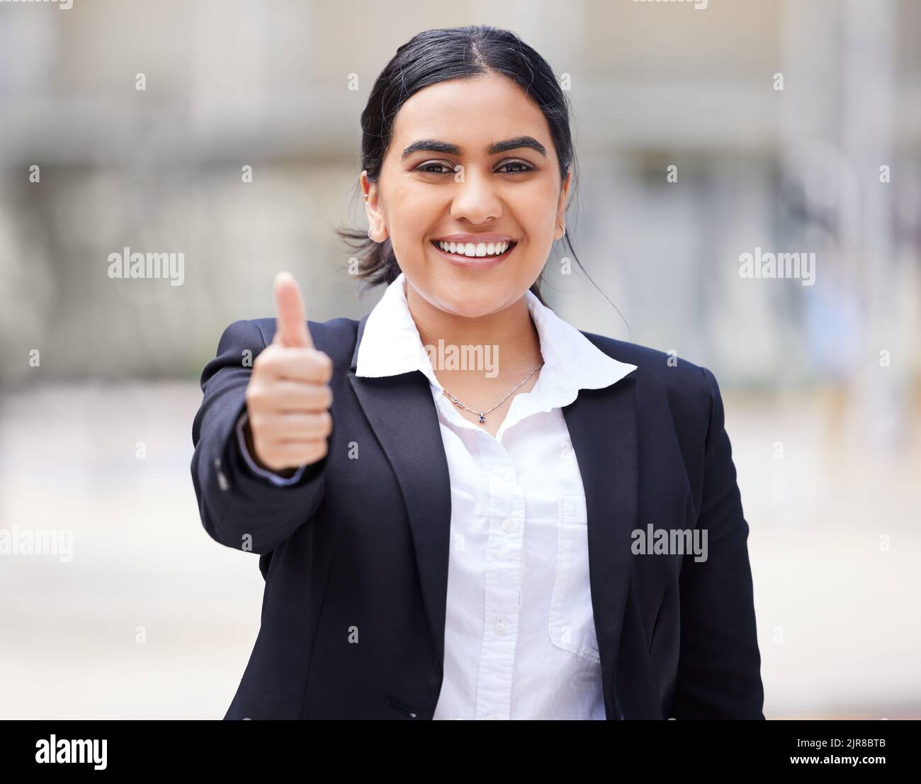 Thumbs in su, successo e intern di affari sensibilità felice, orgogliosa ed eccitata circa l'occasione o l'obiettivo di lavoro. Ritratto dell'imprenditore che si sente come vincitore Foto Stock