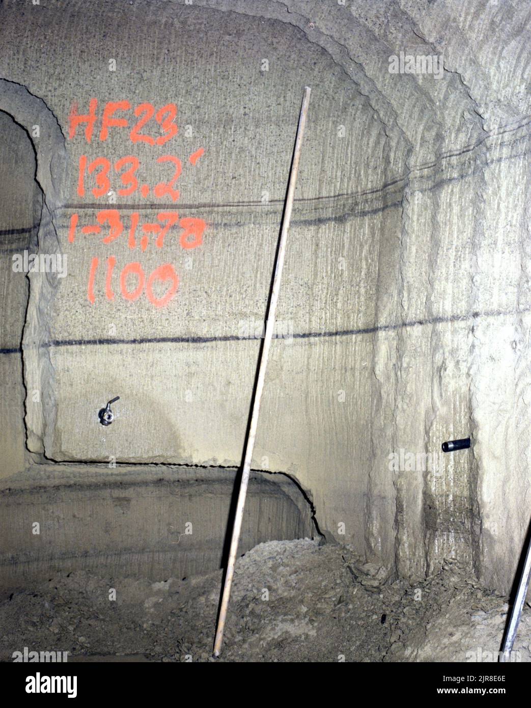 A780143 U12G HYDRA FRAC BILL VOLLENDORF(PROJECT ENGINEER) FEB 3 78EG&G/NTS PHOTO LAB DATA DI PUBBLICAZIONE: 2/3/1978 EDGERTON, GERMESHAUSEN & GRIER; EG&G; G-TUNNEL; HYDRA FRAC; FRATTURA IDRAULICA; MARCATA; NEVADA; PUNTO DI PROVA NEVADA; NTS; TECNOLOGIA DELL'ENERGIA NUCLEARE; SITI DI PROVA; GALLERIE; GALLERIE PER UTILIZZO; UGT; PROVE IN SOTTOSUOLO; VOLLENDORF, IMMAGINI storiche DELLA FATTURA. 1972 - 2012. Dipartimento di energia. Amministrazione nazionale della sicurezza nucleare. Fotografie relative al test delle armi nucleari presso il sito di test del Nevada. Foto Stock