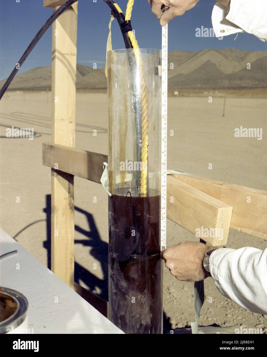 A772180 U9CP CAMPOS J-15 EMP COIL J BROUILLARD(PROJECT ENGINEER) DEC 16 77EG&G/NTS PHOTO LAB DATA DI PUBBLICAZIONE: 12/16/1977 BROUILLARD, J.; CAMPOS; EDGERTON, GERMESHAUSEN & GRIER; EG&G; BOBINA EMP; STRUMENTI E APPARECCHIATURE; BOBINA EMP J-15; NEVADA; SITO DI PROVA DEL NEVADA; NTS; TECNOLOGIA DELL'ENERGIA NUCLEARE; CORDE; ALBERI; MISURE A NASTRO; SITI DI TEST; UGT; TEST SOTTERRANEI; IMMAGINI STORICHE RELATIVE ALLE ARMI. 1972 - 2012. Dipartimento di energia. Amministrazione nazionale della sicurezza nucleare. Fotografie relative al test delle armi nucleari presso il sito di test del Nevada. Foto Stock