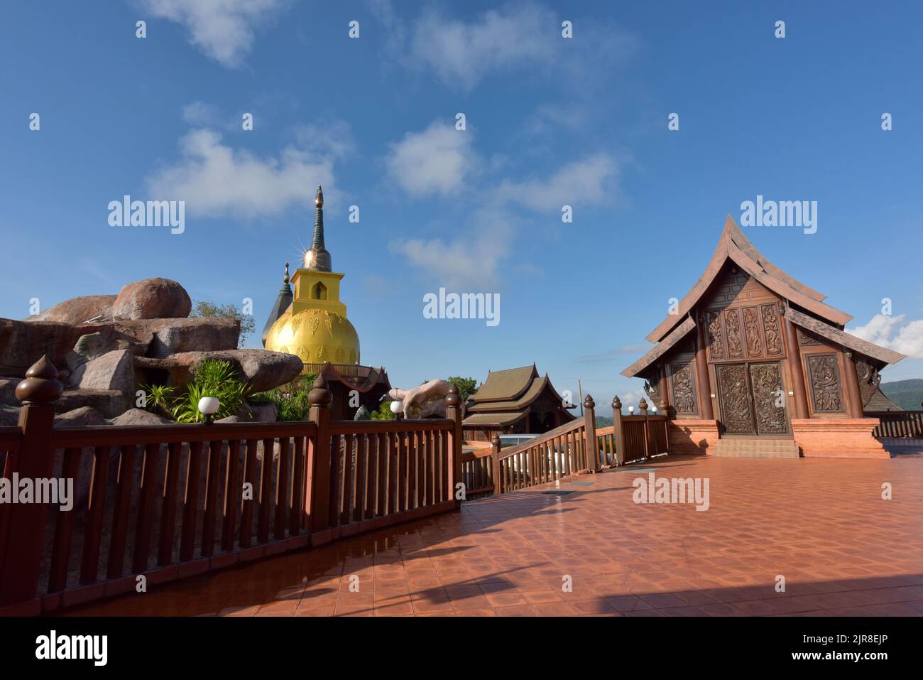 Architettura e cielo blu a Wat Som Det Phuruea Ming Maung. La Provincia di Loei è tra le più note attrazioni della Thailandia Foto Stock