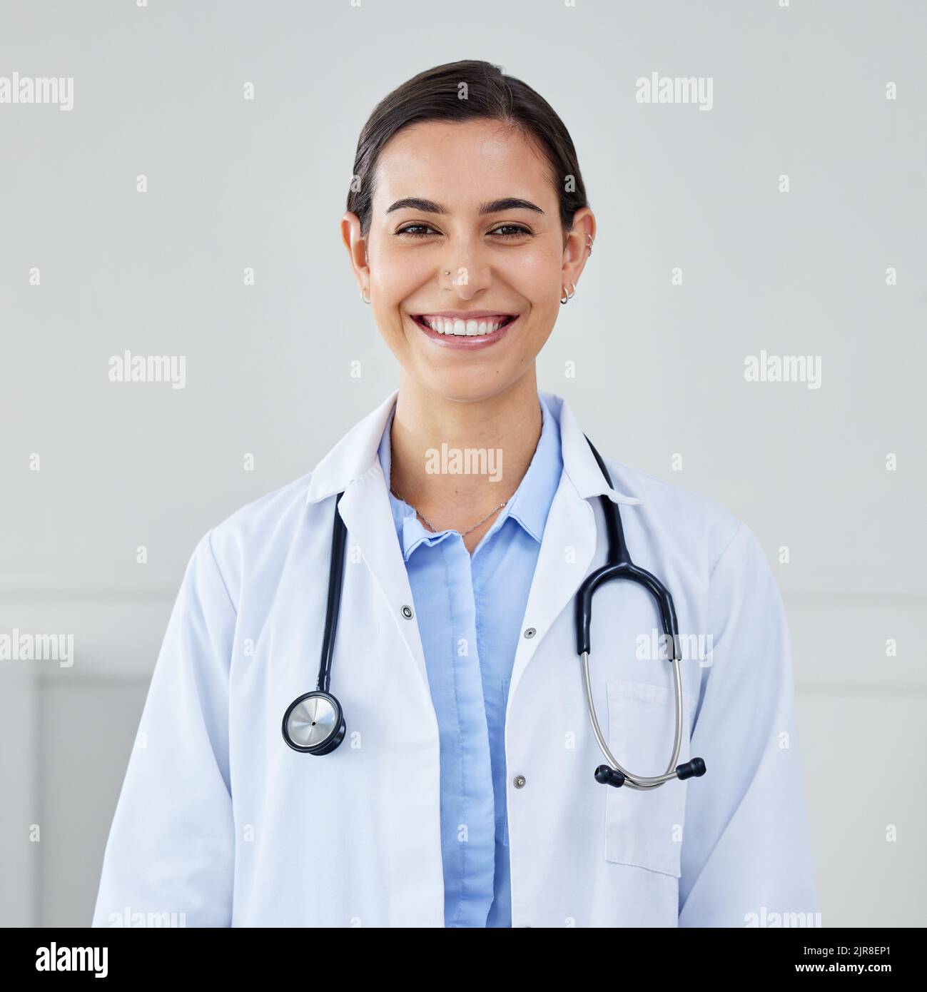 Sorridere medico, chirurgo e terapista medico che lavora in ospedale o clinica per l'assicurazione medica, il benessere e la medicina. Ritratto di donna felice Foto Stock
