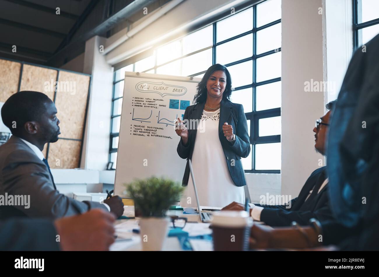 Il nostro cliente si aspetta il meglio: Un team di uomini d'affari che partecipa a una presentazione nella sala riunioni. Foto Stock