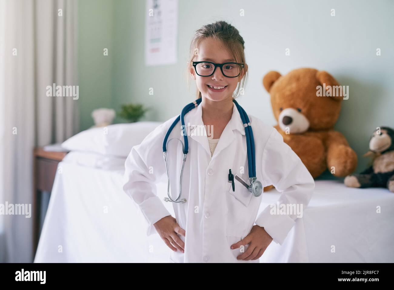 La carriera futura del MT mi eccita. Una bambina adorabile vestita da medico. Foto Stock