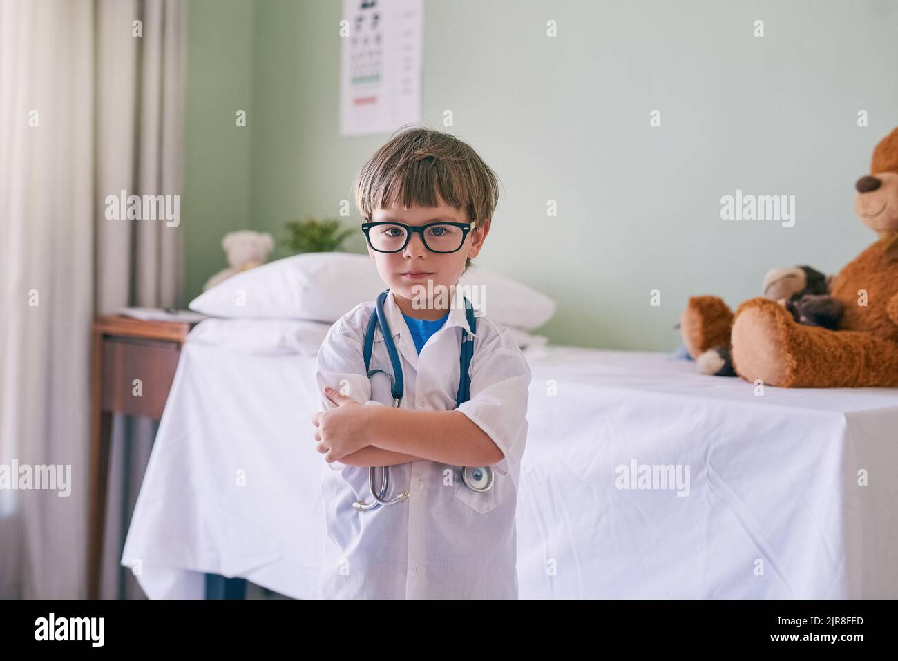 Lasciate che il vostro bambino sviluppi i propri interessi: Un adorabile ragazzino vestito da medico. Foto Stock