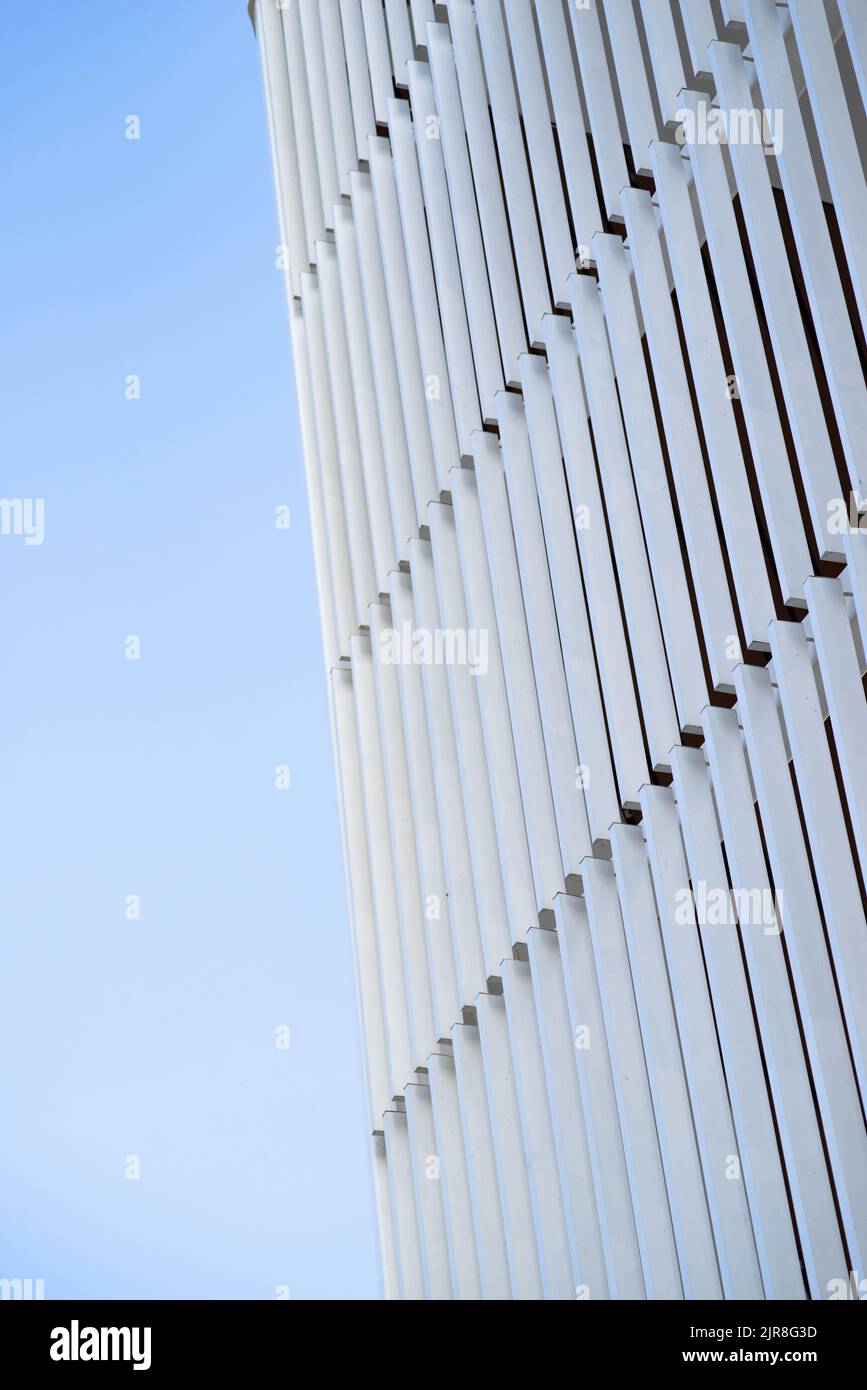 Angolo di un moderno edificio in acciaio con superficie geometrica Foto Stock