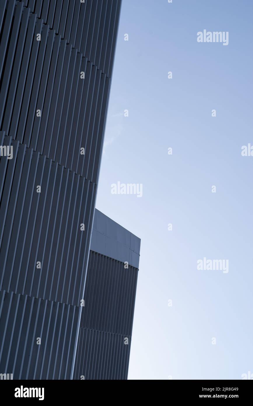 Angolo di un moderno edificio in acciaio con superficie geometrica Foto Stock