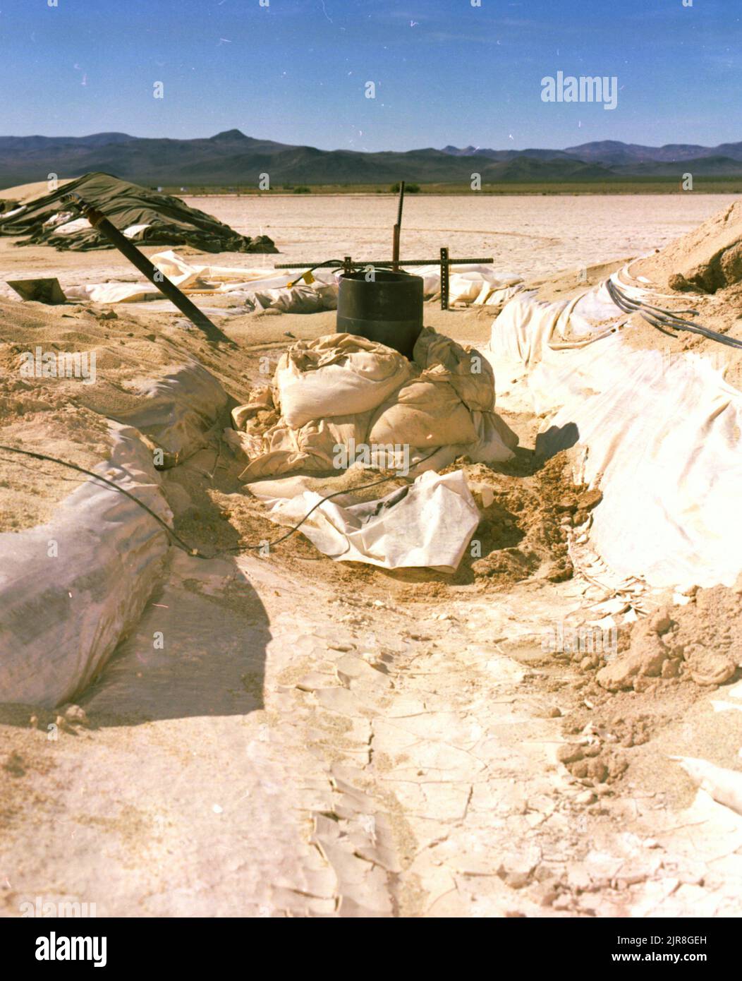 A771551 AREA 5 H.E. TEST ALLEN B CHURCH OCT 13 77EG&G/NTS PHOTO LAB DATA DI PUBBLICAZIONE: 10/13/1977 CHURCH, ALLEN B; EDGERTON, GERMESHAUSEN & GRIER; EG&G; RIEMPITO; STRUMENTI E ATTREZZATURE; NEVADA; NEVADA; NEVADA TEST SITE; NTS; TECNOLOGIA DELL'ENERGIA NUCLEARE; ESPLOSIONI NUCLEARI; PROVE NUCLEARI; PROVE NUCLEARI; SABBIA; SITI DI PROVA; TEST; TEST DI TRINCEA; TRINCEE; UGT; PROVE SOTTERRANEE; EFFETTI SULLE ARMI; ARMI CORRELATE; TECNOLOGIA DELLE ARMI; AREA 5 H E PROVA IMMAGINI STORICHE. 1972 - 2012. Dipartimento di energia. Amministrazione nazionale della sicurezza nucleare. Fotografie relative al test delle armi nucleari presso il Nevada T. Foto Stock